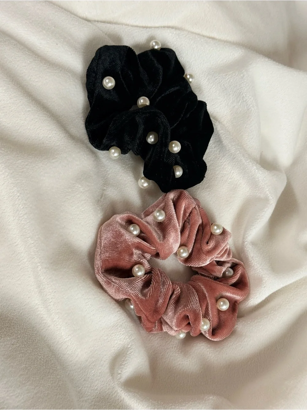 Velvet Pearl-Accent Hair Scrunchies – Black & Rose
